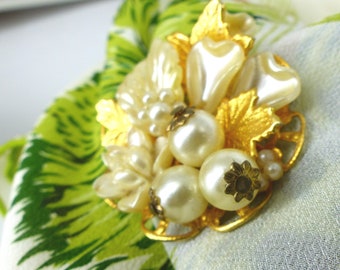 Floral, berry & leaf pearl look design magnetic brooch scarf pin displayed in a brilliant gold with silk covered back button. Gift packaged