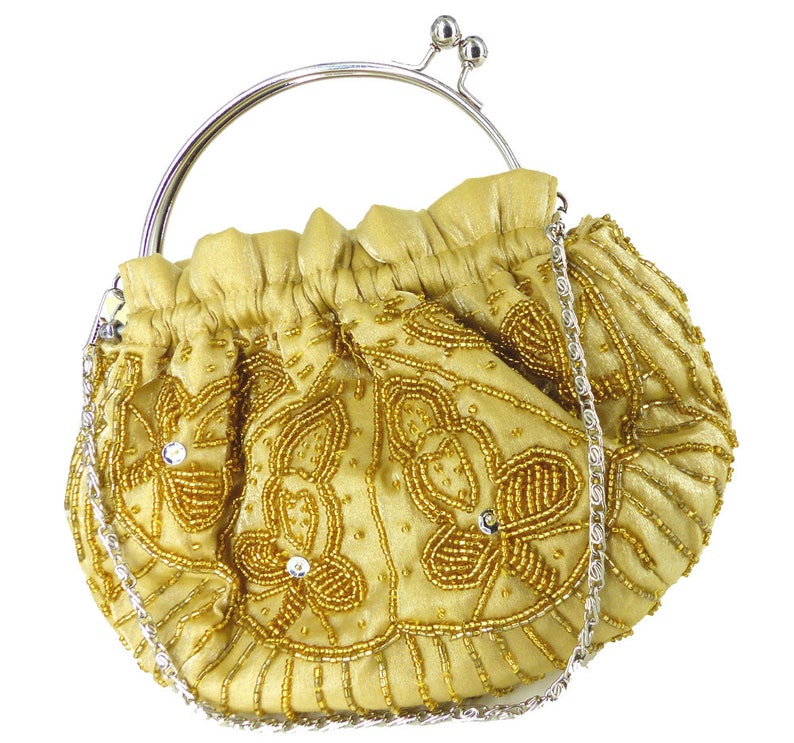 Puede incluir: Un bolso de mano de cuentas doradas con un asa superior de plata y una correa de cadena. El bolso est&aacute; decorado con un patr&oacute;n floral.