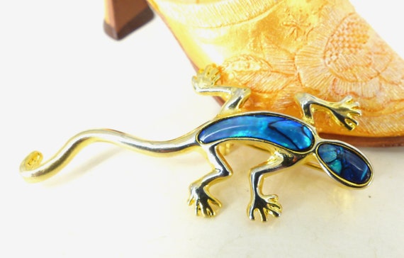 Cool little gold gecko pin with amazing blue gree… - image 7