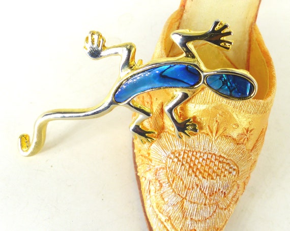 Cool little gold gecko pin with amazing blue gree… - image 2