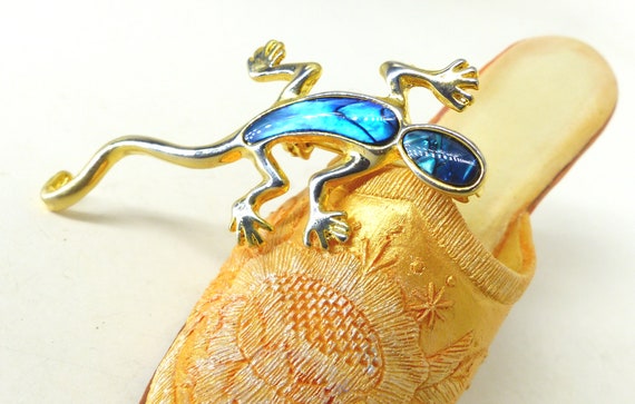 Cool little gold gecko pin with amazing blue gree… - image 5