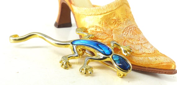 Cool little gold gecko pin with amazing blue gree… - image 1