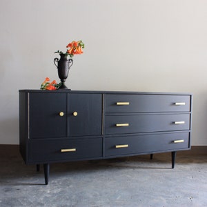 SOLD**Black Mid Century Modern Credenza//Vintage MCM Media Console//Mid Century Dresser//Refinished TV Stand//Painted Vintage Mod Dresser