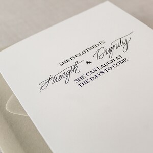 Elle est vêtue de force et de dignité dont elle pourra rire les jours à venir | Proverbes Femme | carte de fête des mères | Carte de correspondance pliée avec enveloppe