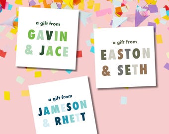 Könnte beinhalten: Drei Geschenkanhänger mit buntem Text. Der erste Anhänger sagt "ein Geschenk von GAVIN & JACE". Der zweite Anhänger sagt "ein Geschenk von EASTON & SETH". Der dritte Anhänger sagt "ein Geschenk von JAMESON & RHETT".