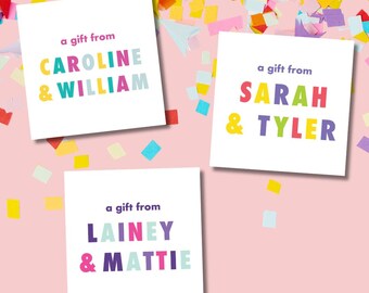 Könnte beinhalten: Drei Geschenkanhänger mit buntem Text. Der obere Anhänger sagt "ein Geschenk von CAROLINE & WILLIAM". Der mittlere Anhänger sagt "ein Geschenk von SARAH & TYLER". Der untere Anhänger sagt "ein Geschenk von LAINEY & MATTIE".