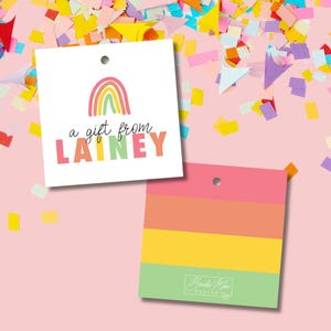 Aangepaste regenboogcadeaukaartjes &#39;Een cadeau van&#39; | Vierkante cadeaukaartjes van 2,75 inch, cadeaukaartjes voor kinderen, cadeaukaartjes meisjesnaam, leuk verjaardagskaartje, kleurrijk cadeaukaartje