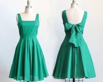 EMMA | emerald green casual bridesmaid dress with back bow. vintage inspired fit knee length dress + pockets. short kelly green party dress