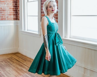 EMMA | emerald green casual bridesmaid dress with back bow. whimsical knee length dress + pockets. short kelly green party dress
