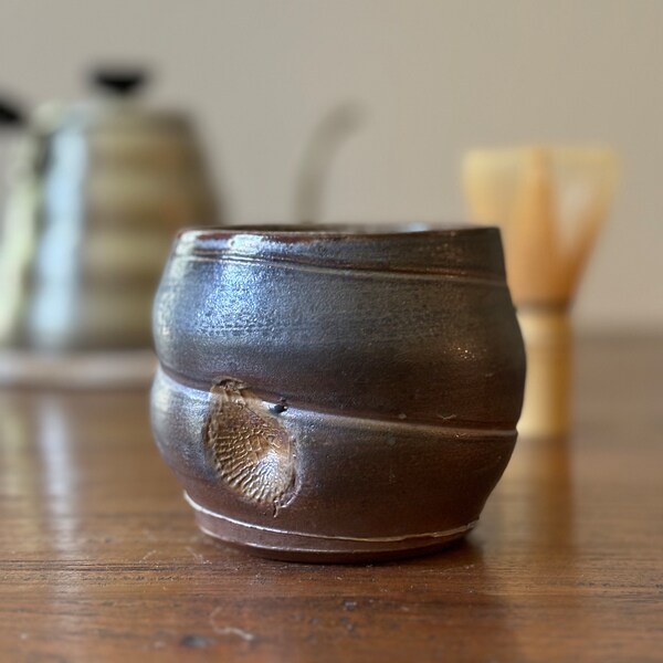 Handgemachte Keramik Teeschale, Soda gebrannter Yunomi, kohleschwarze Keramik für Getränke wie Matcha, Rad geworfen und Steingut Tasse
