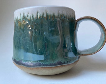 Tasse en céramique estampée faite main, poterie fonctionnelle graminées enneigées pour les amateurs de thé ou de café, tasse en grès émaillé vert et blanc