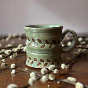 Tasse en céramique faite main de vigne de remontage ; Poterie turquoise avec motif feuille ; Tasse bleu vert clair pour les amoureux de la nature pour café, thé ou chocolat chaud