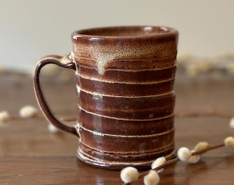 Taza de cerámica rústica marrón: taza de gres torneado a mano