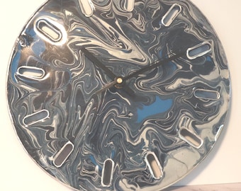 Reloj de pared de resina jaspeada azul y blanco