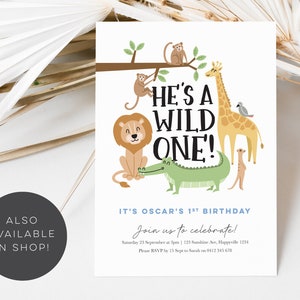 Pode incluir: Um cart&atilde;o de convite branco com uma borda azul e um tema de animais da selva. O texto diz "He's a Wild One!" e "It's Oscar's 1st Birthday". O cart&atilde;o apresenta ilustra&ccedil;&otilde;es de um le&atilde;o, uma girafa, um macaco, um crocodilo e um suricato.