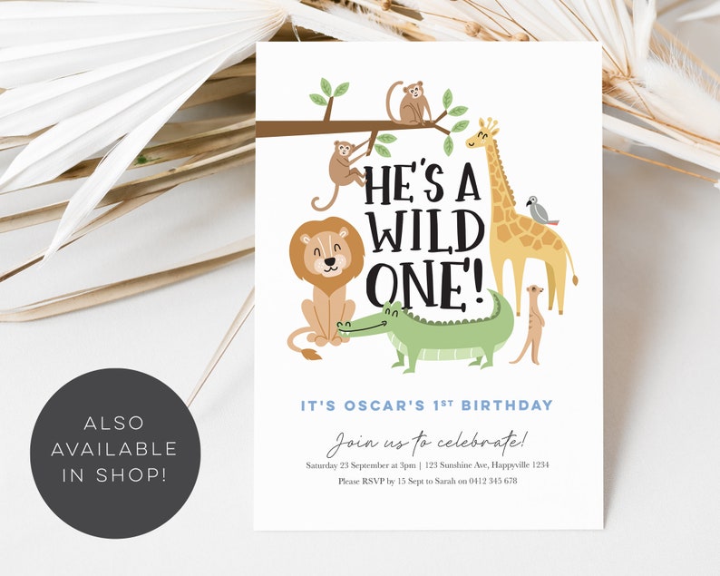 Pode incluir: Um cart&atilde;o de convite branco com uma borda azul e um tema de animais da selva. O texto diz "He's a Wild One!" e "It's Oscar's 1st Birthday". O cart&atilde;o apresenta ilustra&ccedil;&otilde;es de um le&atilde;o, uma girafa, um macaco, um crocodilo e um suricato.