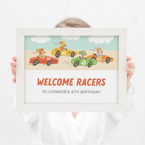 Partij teken honden rijden vintage raceauto's, bewerkbare raceauto teken, auto verjaardag teken sjabloon, jongens hond partij teken, Racing Pups