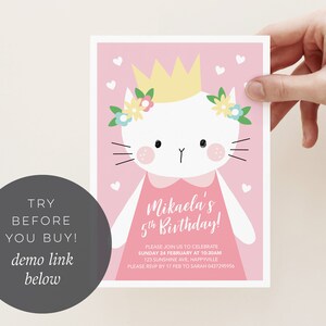 Może przedstawiać: R&oacute;żowe zaproszenie na urodziny z białym kotem w koronie i r&oacute;żowej sukience. Tekst brzmi "Mikaela's 5th Birthday!" i zawiera informacje o imprezie, w tym datę, godzinę i miejsce. Prosimy o potwierdzenie obecności do 17 lutego do Sarah 0437295956.