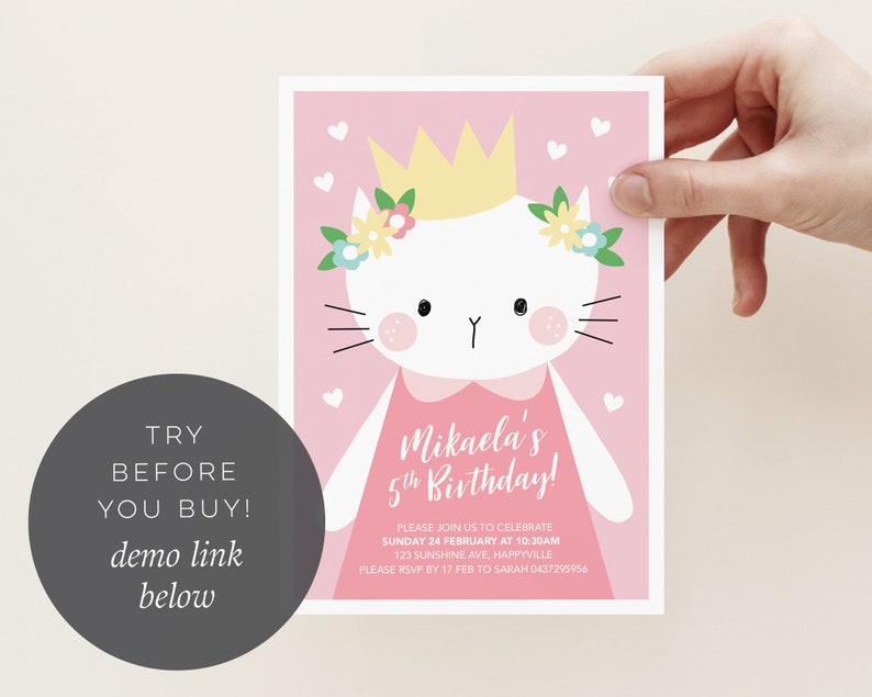 Może przedstawiać: R&oacute;żowe zaproszenie na urodziny z białym kotem w koronie i r&oacute;żowej sukience. Tekst brzmi "Mikaela's 5th Birthday!" i zawiera informacje o imprezie, w tym datę, godzinę i miejsce. Prosimy o potwierdzenie obecności do 17 lutego do Sarah 0437295956.