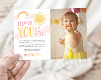 Cartão de agradecimento editável com tema de sol e arco-íris para o primeiro aniversário, Cartão de agradecimento com foto de sol para meninas, Modelo de cartão de agradecimento para festa de aniversário com tema de sol 507