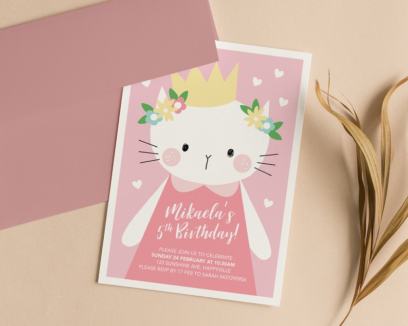 Może przedstawiać: R&oacute;żowe zaproszenie na urodziny z białym kotem w koronie i kwiatami. Tekst brzmi "Mikaela's 5th Birthday!" z informacjami o dacie, godzinie, miejscu i danych do RSVP.
