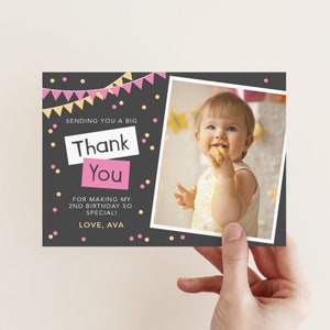 Cartão de agradecimento com foto de aniversário de meninas // QUALQUER IDADE // Eu personalizo para você imprimir // bandeirolas e confetes // Cartão de agradecimento para festa de meninas