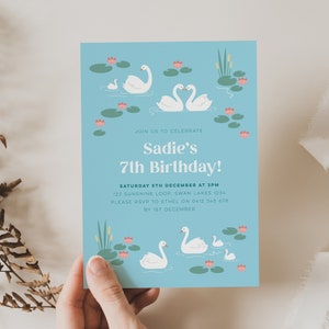 Convite de aniversário do Lago dos Cisnes: design editável desenhado à mão