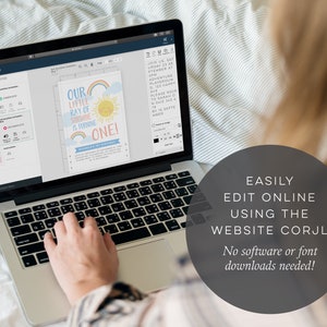 Może przedstawiać: Laptop wyświetlający na ekranie kolorowy projekt zaproszenia na urodziny. Zaproszenie zawiera tęczę, słońce i tekst "Our Little Ray of Sunshine is Turning One!" Tekst "EASILY EDIT ONLINE USING THE WEBSITE CORJL" jest wyświetlany pod laptopem. Nie trzeba pobierać żadnego oprogramowania ani czcionek!