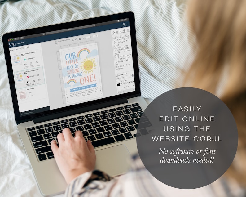 Może przedstawiać: Laptop wyświetlający na ekranie kolorowy projekt zaproszenia na urodziny. Zaproszenie zawiera tęczę, słońce i tekst "Our Little Ray of Sunshine is Turning One!" Tekst "EASILY EDIT ONLINE USING THE WEBSITE CORJL" jest wyświetlany pod laptopem. Nie trzeba pobierać żadnego oprogramowania ani czcionek!