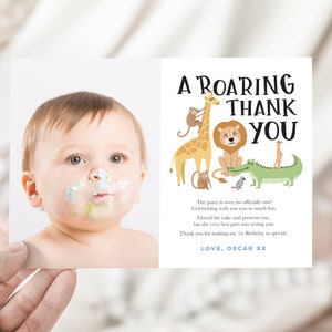 Pode incluir: Um cart&atilde;o de agradecimento com uma ilustra&ccedil;&atilde;o fofa de um beb&ecirc; com bolo no rosto e animais da selva. O texto diz "A Roaring Thank You. The party is over, I'm officially one! Celebrating with you was so much fun. I loved the cake and presents too, but the very best part was seeing you. Thank you for making my 1st Birthday so special. LOVE, OSCAR XX"