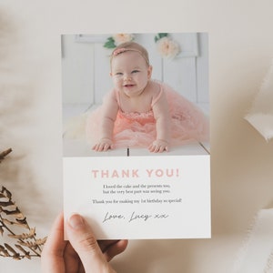 Cartão de agradecimento minimalista e moderno para meninas, cartão de agradecimento de primeiro aniversário para meninas, cartão de agradecimento editável, menina, foto minimalista 125