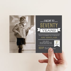 ¡Salud por 70 años! Invitación de cumpleaños número 70 para hombres: ¡para cualquier edad! Invitación de setenta cumpleaños // Estilo pizarra vintage. Invitación para Hombres.