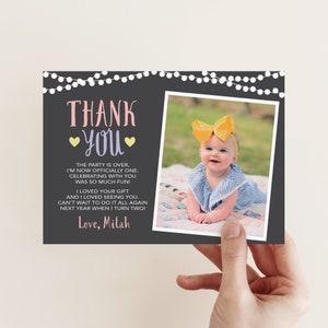 Carte de remerciement personnalisée pour le 1er anniversaire des filles imprimable (fichier numérique) - à imprimer. Motif rose à pois. Personnalisé avec photo.