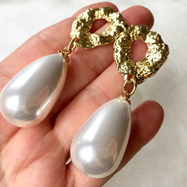 Vintage 80s Modernist Large Gold Sculptured Hoop Studs  with Giant Pearl Drop Dangles,Statement Earrings,Pearl Drop Shoulder Dusters,Runway