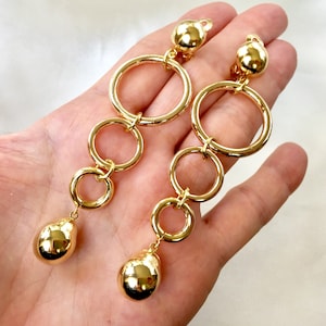 70s extra lange Vergoldete konische Multi-Creolen und Tropfen baumelt Ohrclips, Clip-On-Creolen, Statement-Ohrringe, modernistische lange baumeln