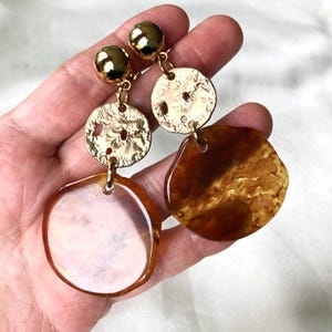 80s Extra Long Brutalist Tortoise Shell Lucite And Gold Tone Discs Clip On Earrings,Statement Earrings,Sculptured Root Beer Disc Dangles