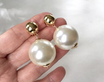 ★関税込★VINTAGE HOLLYWOOD★Big White Berry Pearl Earrings 18mm, 20mm Big White Pearl Earrings,half Dome Pearl Earrings