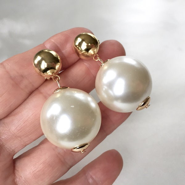 Vintage 80s Giant Cream Pearls and Gold Button Clip On Earrings,Statement Earrings,Studio 54,Runway Trend 2023,Extra Large Pearl Dangles