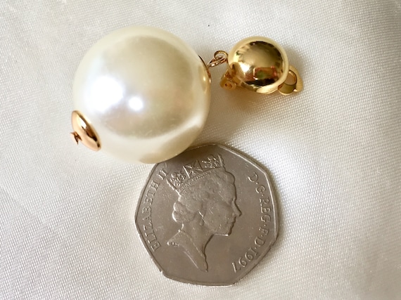 ☆送料・関税込☆VINTAGE HOLLYWOOD★Pearly Bubble Earcuff★ Vintage 80s Giant Off-white Pearls and Gold Button Clip on