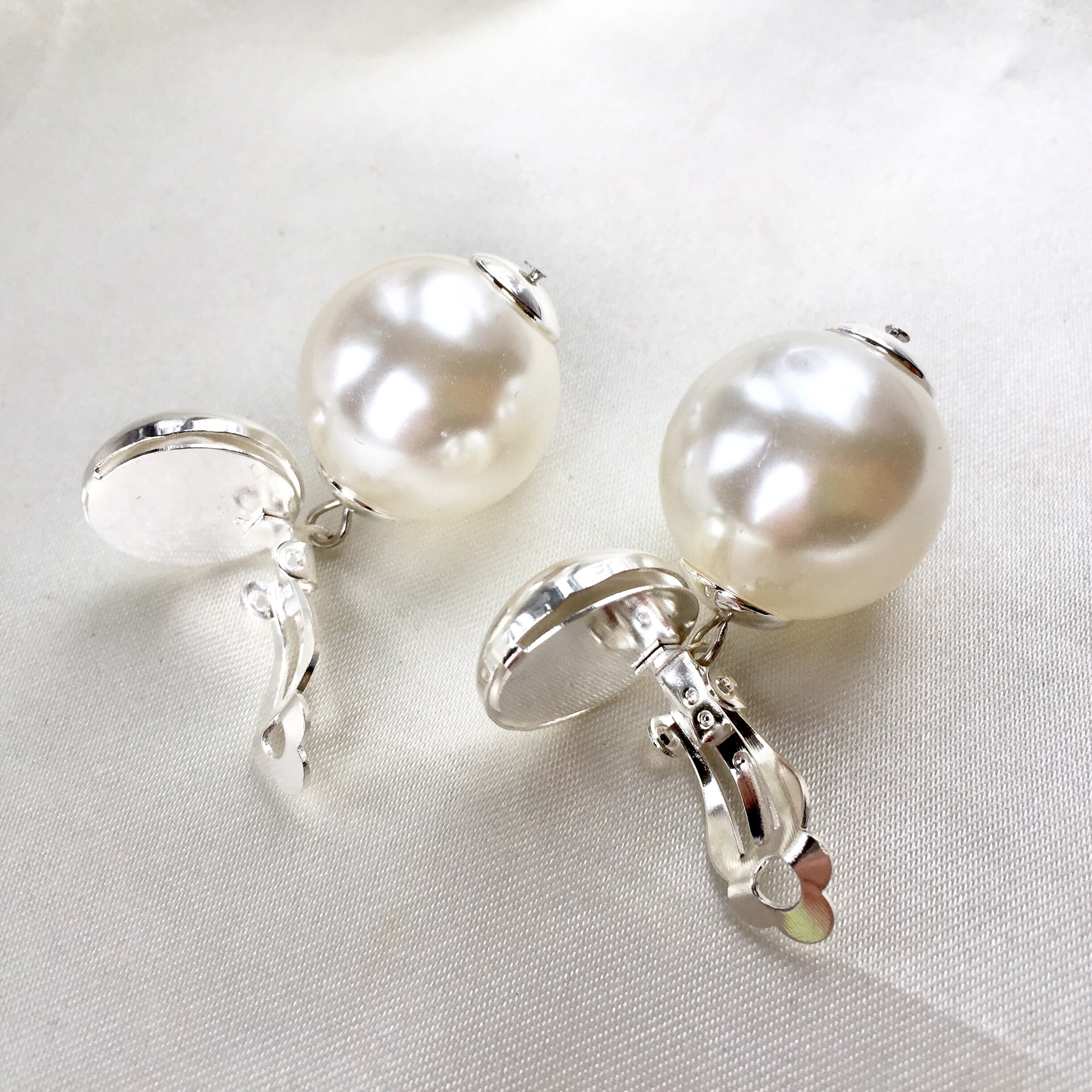 ★関税込★VINTAGE HOLLYWOOD★Big White Berry Pearl Earrings Vintage 80s Extra Large White Pearls and Large Silver Button