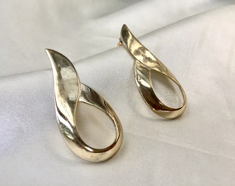 Vintage 80s Pale Gold Tone Elongated Ribbon Hoop Post Earrings,Modernist Long Gold Stud Earrings,Statement Earrings,Sculptured Long Hoops