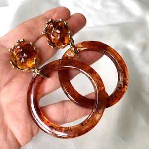 Vintage 80s Big Root Beer Lucite Tube Hoops with Sculptured Matte Gold Studs,Tortoiseshell Lucite Earrings,Statement Jewelry,Haute Couture