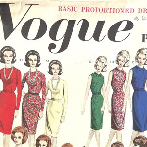 Op de afbeelding: Vintage Vogue patroon 3013 voor een basisgeproportioneerde jurk. De omslag toont illustraties van verschillende jurkstijlen in rood, bloemen, groen, blauw en andere kleuren. De tekst "Vogue" staat prominent bovenaan.