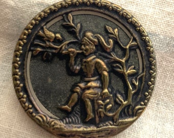 Bottone antico vittoriano con immagine "Piccolo Incantatore" raffigurante un bambino con un uccellino su un ramo.