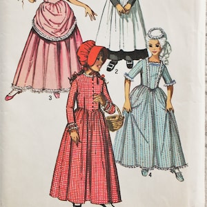 Puede incluir: Un patrón de costura vintage para cuatro vestidos de época colonial diferentes para niñas. El patrón es para las tallas 12 con un busto de 30 pulgadas. Los vestidos son de color rosa, rojo y blanco con patrones de cuadros y florales.