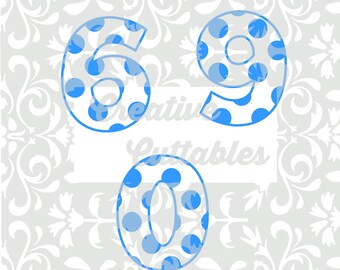 Puede incluir: Tres números azules con lunares blancos. Los números son 6, 9 y 0. Los números están sobre un fondo blanco con un patrón floral gris.