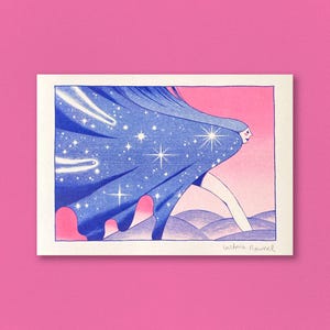 以下が含まれることがあります： 星と彗星で飾られた青いマントを着た人物のイラスト。ピンク色の空を背景に、夢のような美学を持つアートワークで、白い縁取りがあり、アーティストのUnitova Rousselによって署名されています。