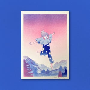 以下が含まれることがあります： 青いトップスと星柄のパンツを身に着け、腕を広げてジャンプする人物のイラスト。背景にはピンクと紫の空、山、木々が描かれています。作品には「victoria roussel」のサインが入っています。