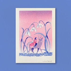 以下が含まれることがあります： スノードロップの花畑を鹿に乗って進む人物を描いた、気まぐれなイラスト。 ピンク、青、紫の色合いで、夢のようなおとぎ話のような美しさ。 アーティストのサインが右下にあります。