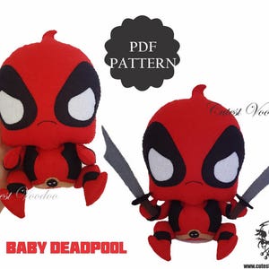 Könnte beinhalten: PDF-Muster für ein Plüschtier von Baby Deadpool, einem roten und schwarzen Superhelden-Charakter mit einem mürrischen Gesichtsausdruck und zwei Schwertern. Das Muster ist auf der Website cutestvoodoo.com erhältlich.